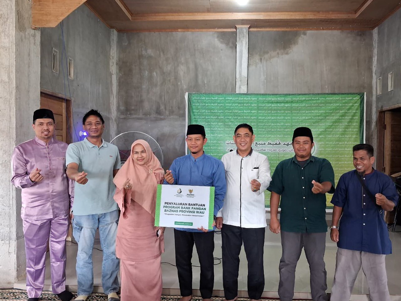 Kolaborasi Satgaswil Riau Baznas Prov Riau dan Kesbangpol Riau Salurkan 250 Kg Beras ke Ponpes Manbaul Quran